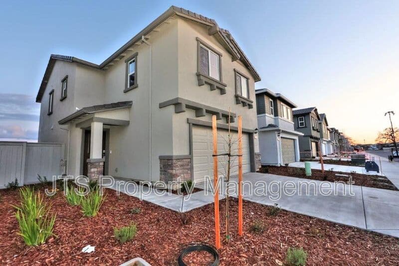 Roseville House: 2049 Shady Tree Circle