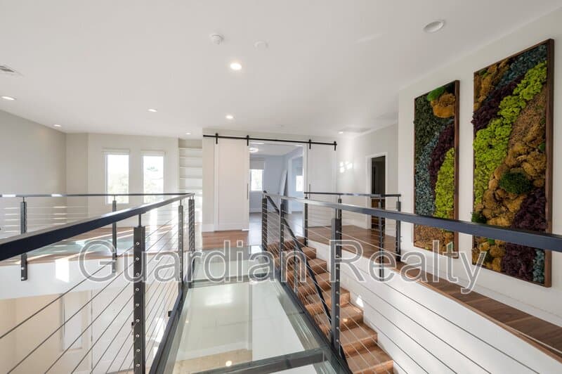 Henderson House: 2485 Sturrock Dr