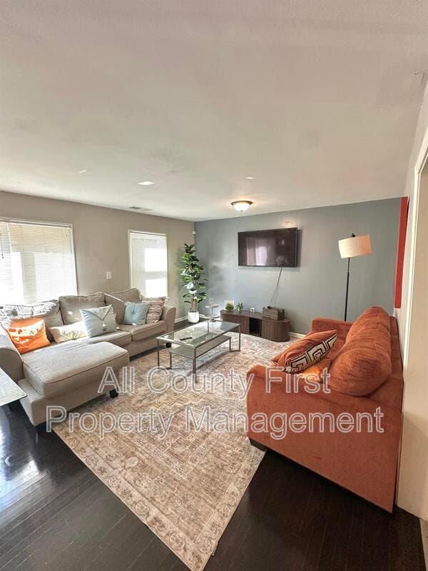 Decatur House: 1384 Peachcrest Rd,
