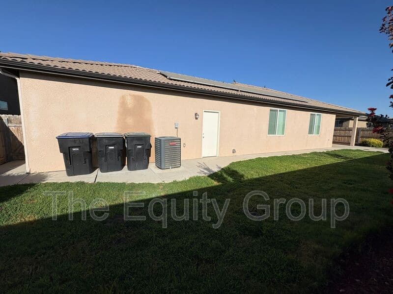 Visalia House: 3208 North Rova Ct