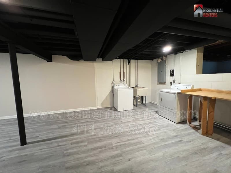 New Berlin House: 13311 W Ferguson Rd