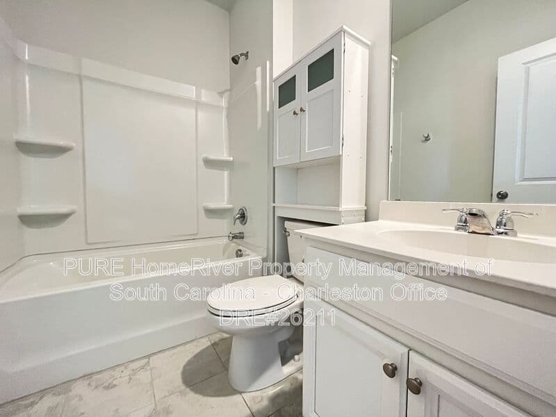 Goose Creek House: 105 Sequoia Ln