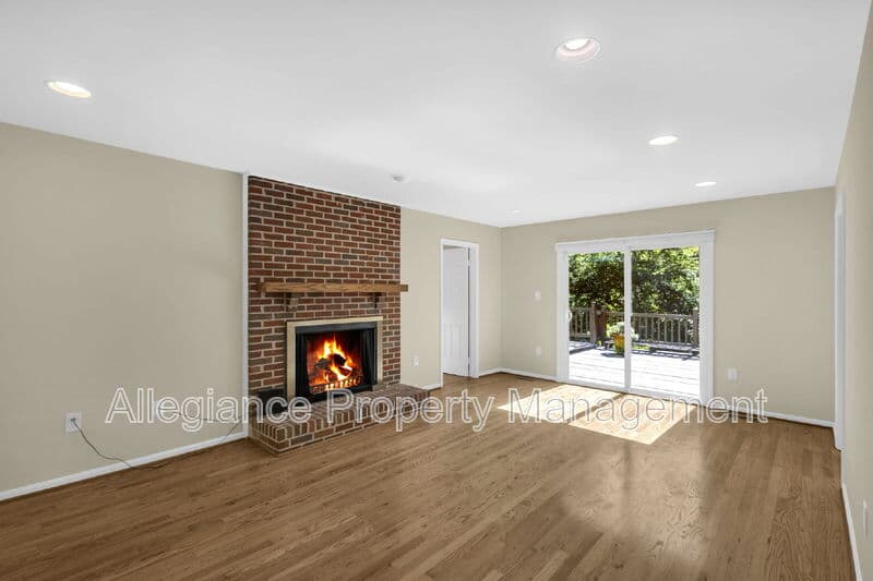 Alexandria House: 2206 Fort Ward Pl