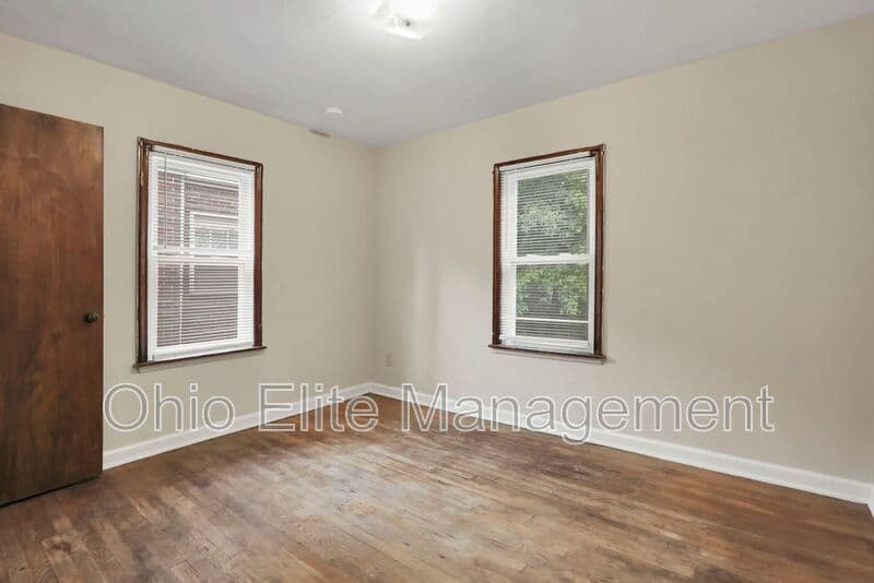 Columbus House: 53 S Burgess Ave