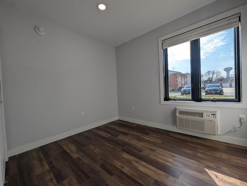 Pella Condo: 413 Jefferson Street - 13