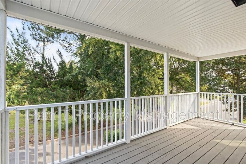 Savannah House: 3205 Burroughs St