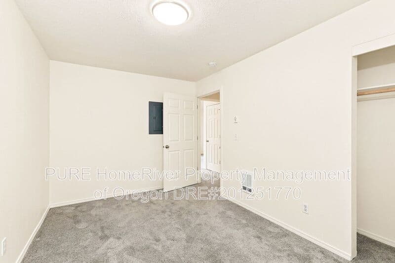 Portland Apartment: 141 NE 147th Ave
