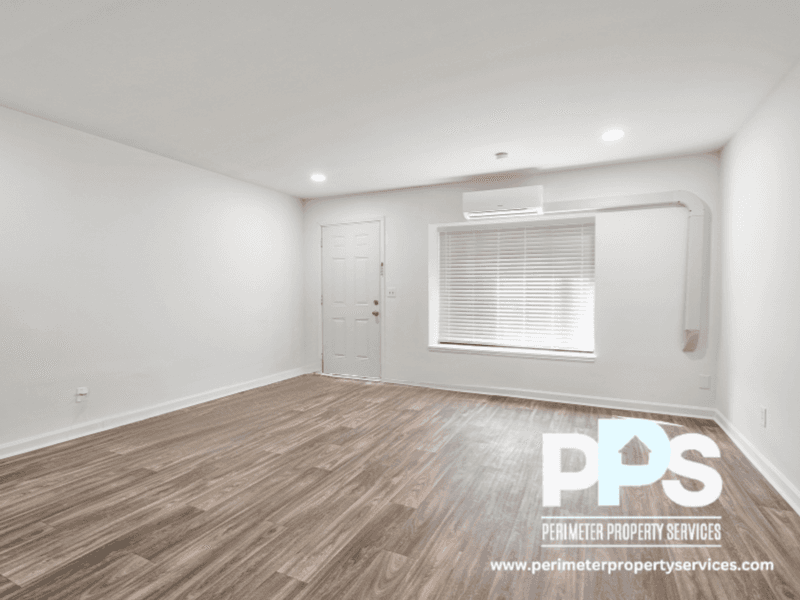 Conyers House: 1510-1512-1514 Pine Log Road