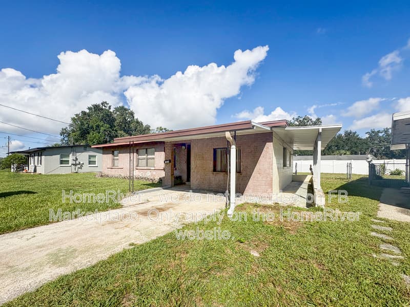 Leesburg House: 1316 Dora Dr