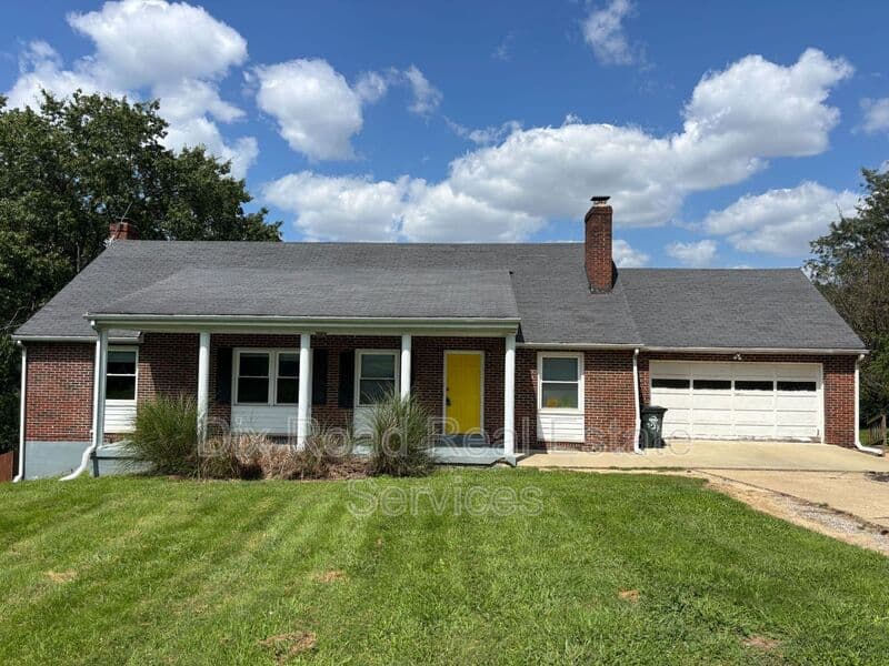 Fairfield House: 1750 North Staunton Drive