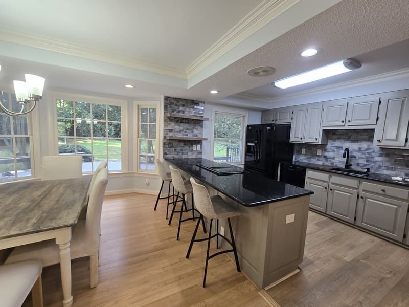 Raleigh House: 5516 Den Heider Way