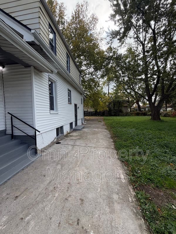 Warren House: 7568 Hudson Ave
