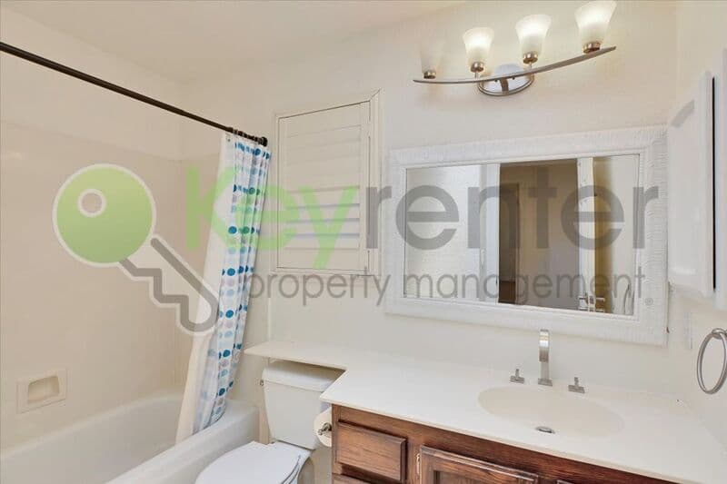 Sacramento House: 8428 Cassatt Way