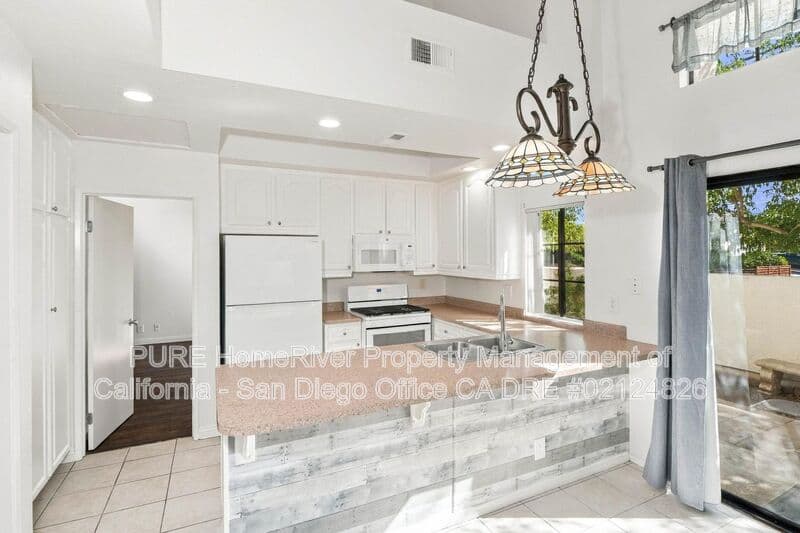 Escondido House: 1007 Howard Ave