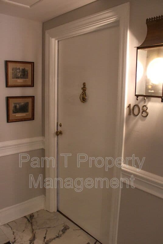 Savannah Condo: 321 Abercorn St.