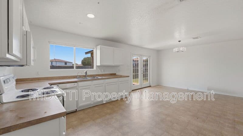 New Braunfels House: 3248 Northwest Blvd