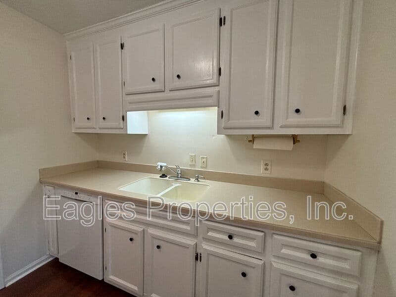 Dudley House: 102 Lakehurst Dr