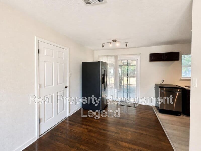 Hurst House: 700 Pine St