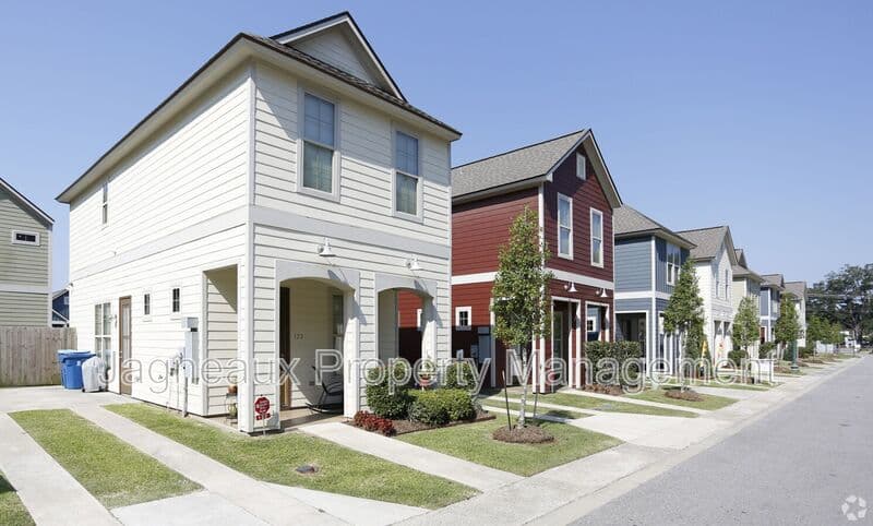 Lafayette House: 114 Hargrave Dr