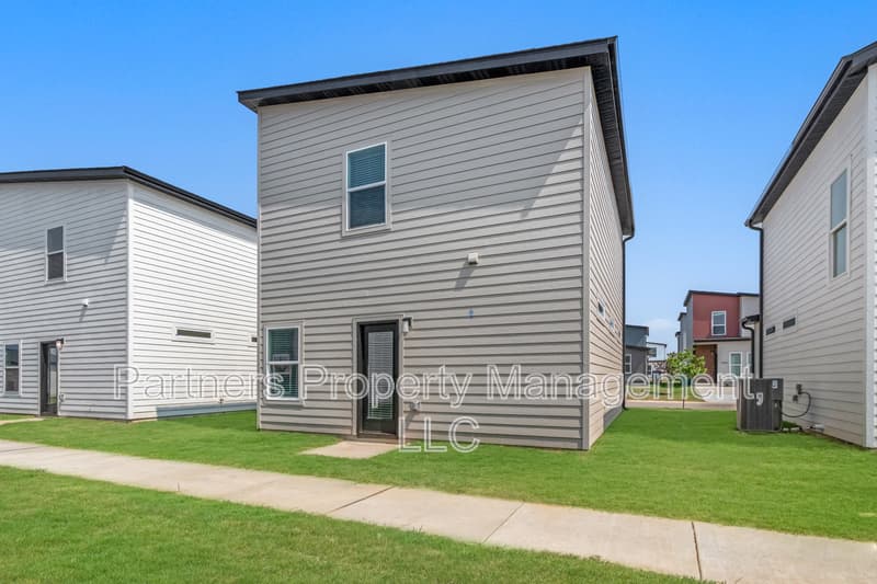 Centerton House: 881 Ventnor Avenue