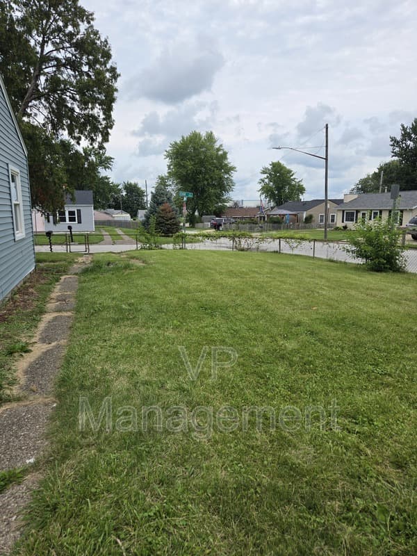 Davenport House: 7425 Oak St