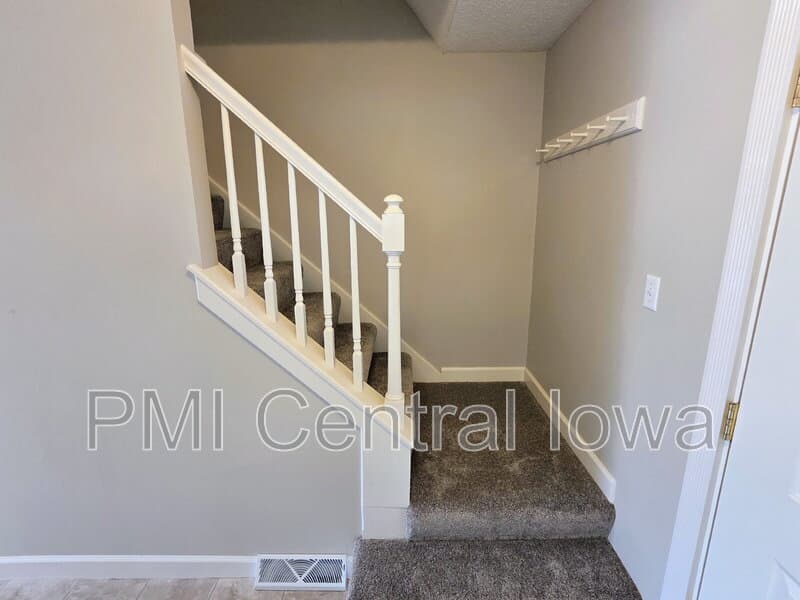 Urbandale House: 4405 68th Street