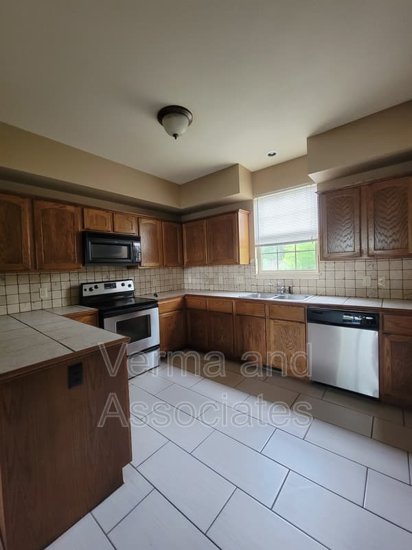 Centerton Townhome: 192 Fair St