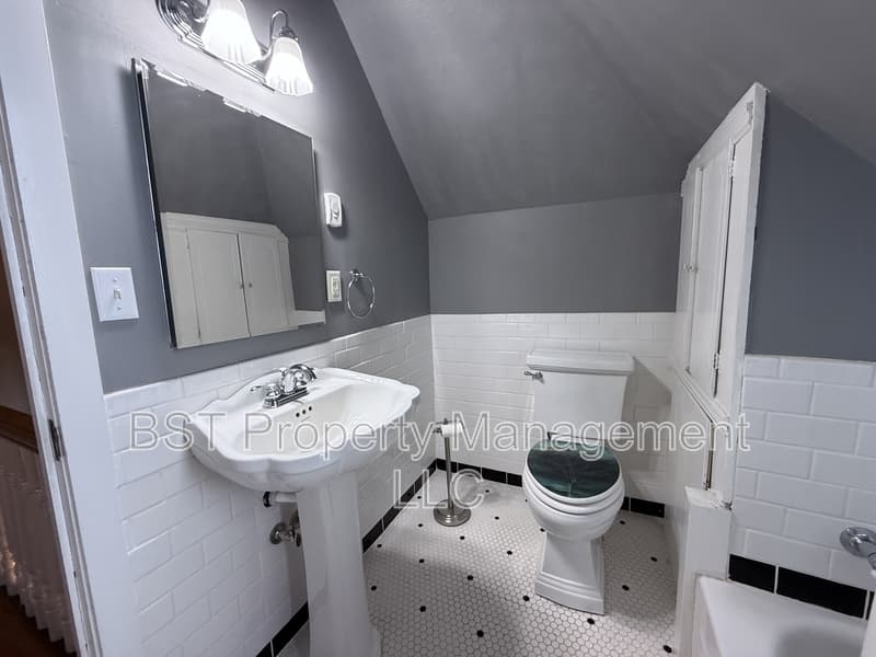 Silverton House: 1067 Oak Street - 1