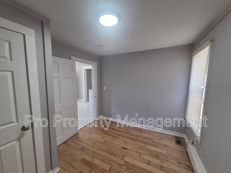 New Haven House: 35 SALTONSTALL AVE