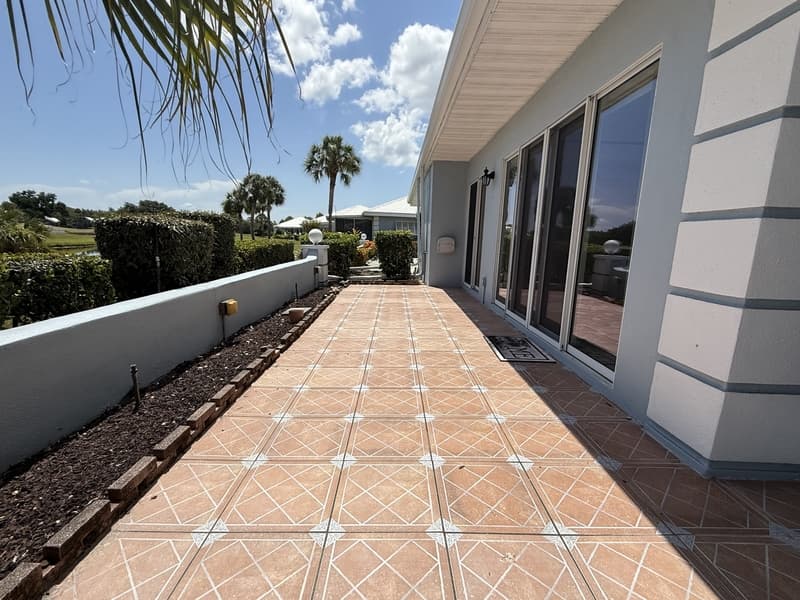 Venice House: 437 Wexford Circle