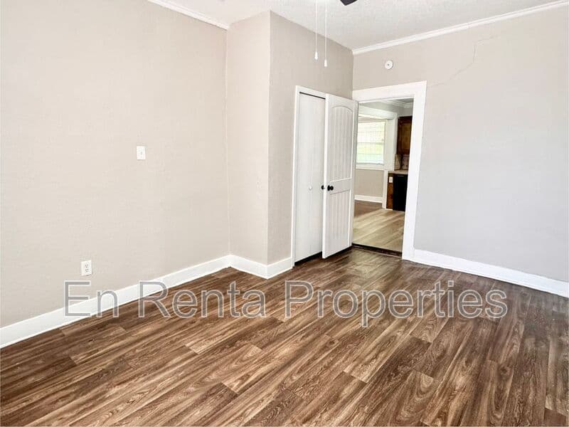 Fort Worth House: 1925 Saint Louis Ave.