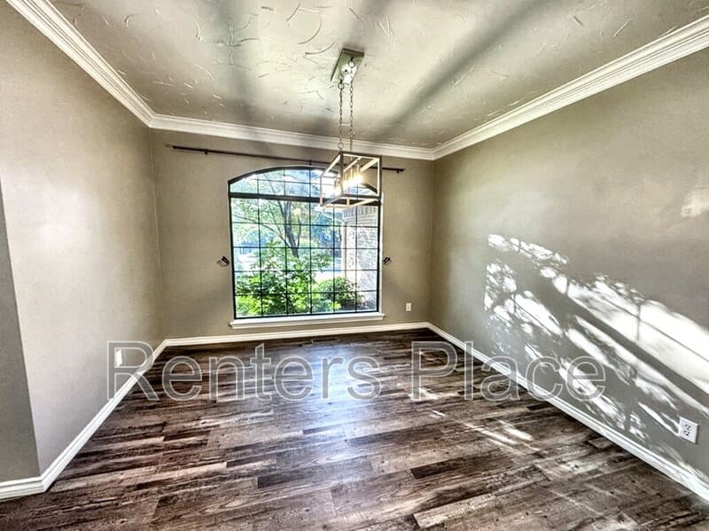 Edmond House: 2005 Mission Rd