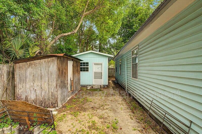 Savannah House: 212 W 58th St
