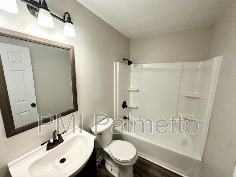 Camden House: 948 Wateree Blvd