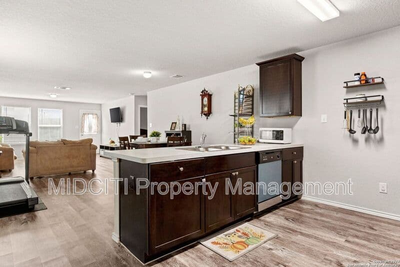 San Antonio House: 130 Expedition Way