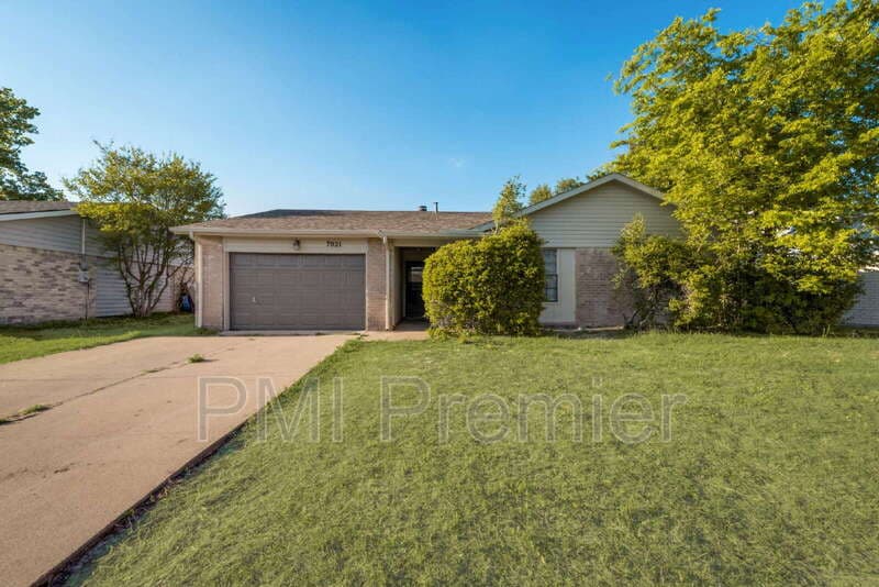 North Richland Hills House: 7021 Lincolnshire Ln