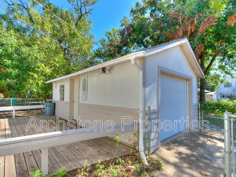 Edmond House: 202 E 3rd St