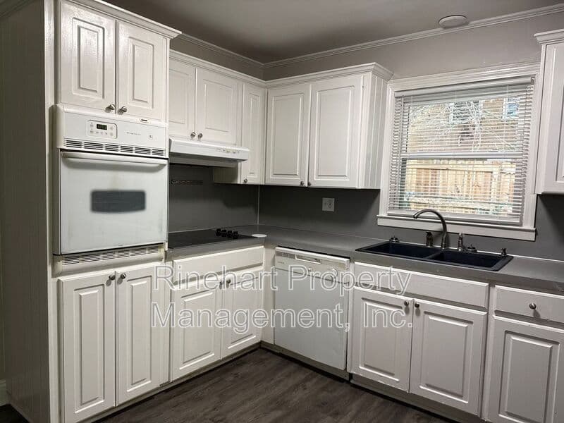 Rock Hill House: 645 Greenbriar Avenue