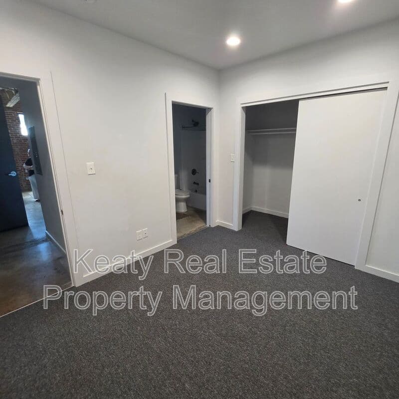 Lafayette House: 136 E Cypress St