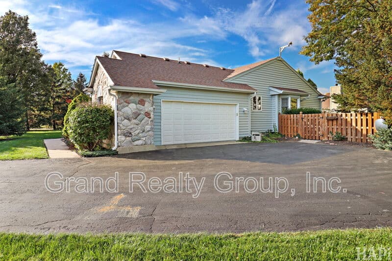 Lake Villa House: 128 Juniper Court