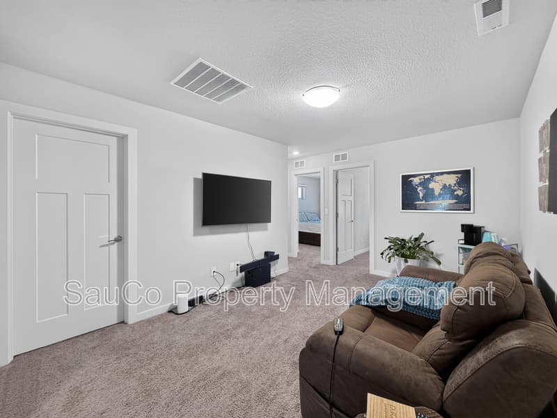 Hillsboro Townhome: 6433 Southeast Genrosa Street - 1