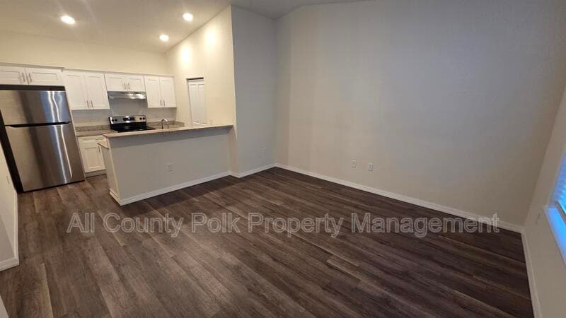 Lakeland Apartment: 915 Ariana St