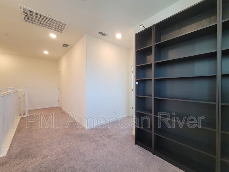 Sacramento House: 3050 River Trout Walk