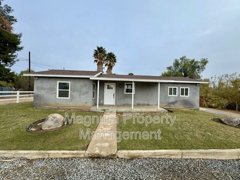 Perris House: 27300 Peach St