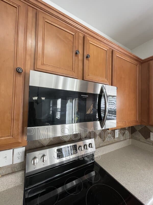 Greenville House: 16 Evonvale Ct