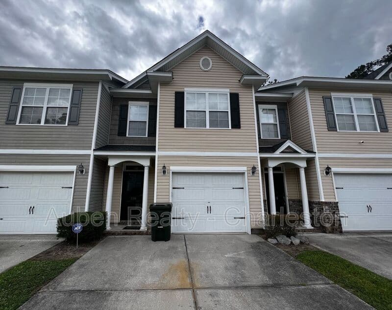 Summerville House: 226 S Lamplighter Ln