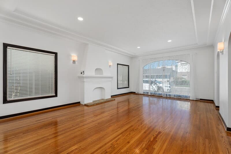 Long Beach House: 76 Roycroft Avenue
