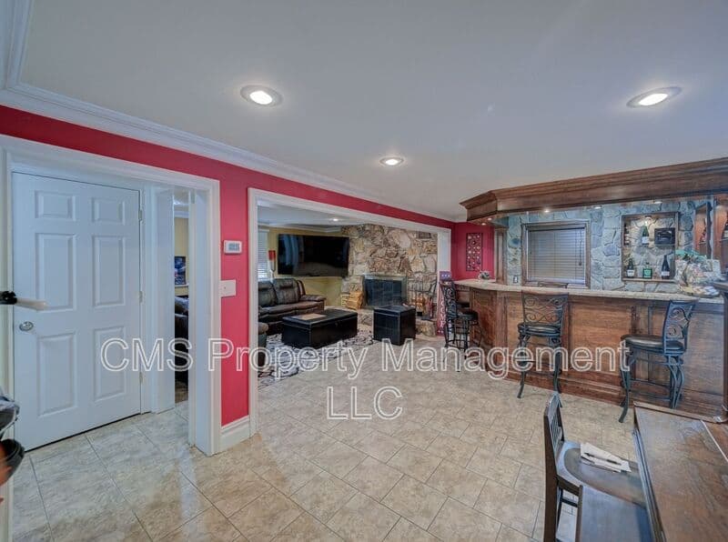 Bloomingdale House: 128 Reeve Ave