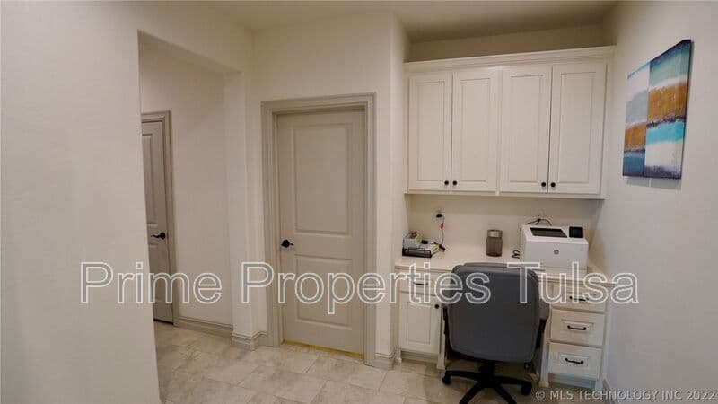 Jenks House: 12912 S 6th St