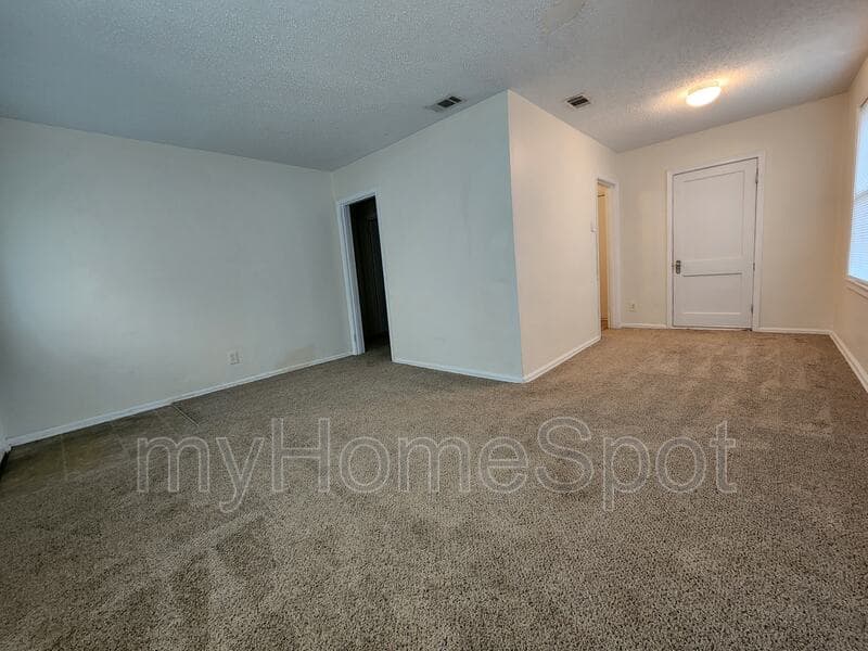 Pensacola House: 109 NW Gilliland Rd